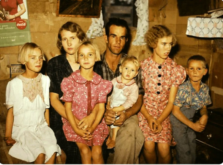 родина в одязі пошитому з мішків