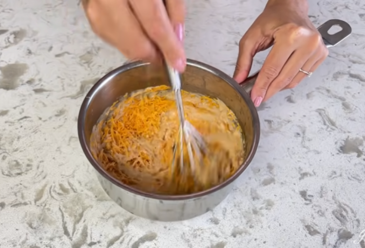 Четвертый этап приготовления соуса к цветной капусте