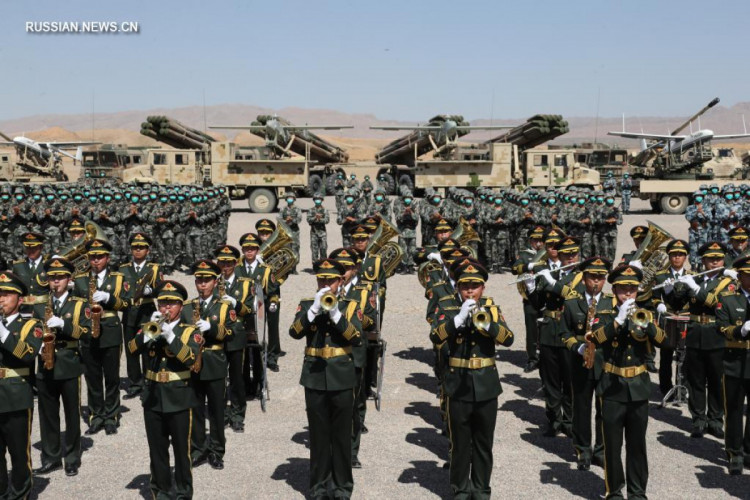 китайский военный оркестр на учениях вооруженных сил Китая и России под названием& Quot; Запад/Взаимодействие-2021 & quot;