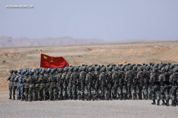 китайцы на учениях вооруженных сил Китая и Росии под названием& Quot; Запад/Взаимодействие-2021 & quot;