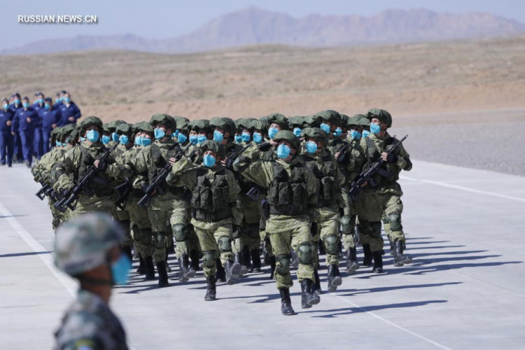 парад на навчаннях збройних сил Китаю і Росії під назвою "Захід / Взаємодія-2021"