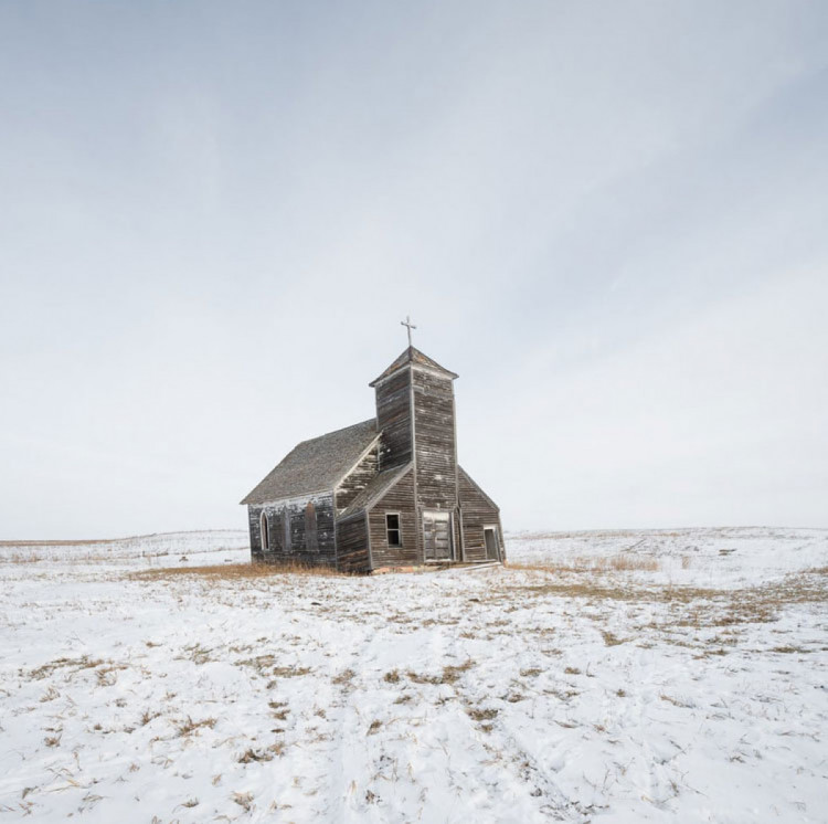 минималистичное фото, церковь посреди зимнего поля