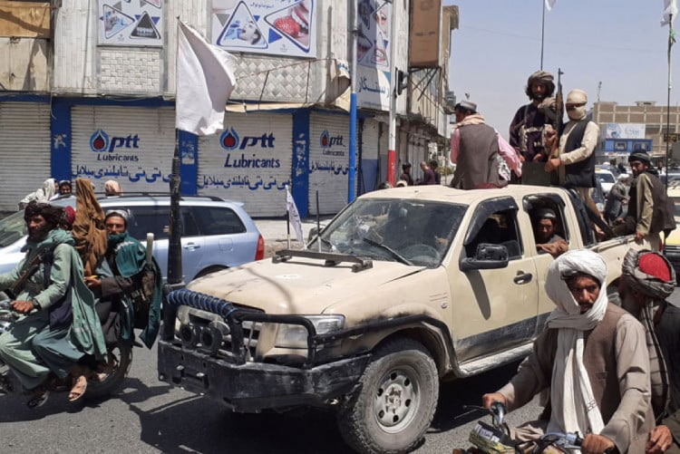 Вооруженные талибы едут по городу