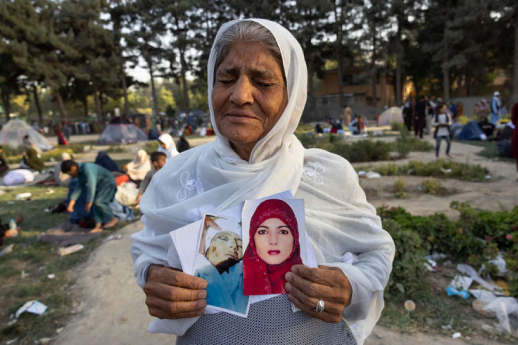 афганская женщина оплакивает свою мертвую дочь