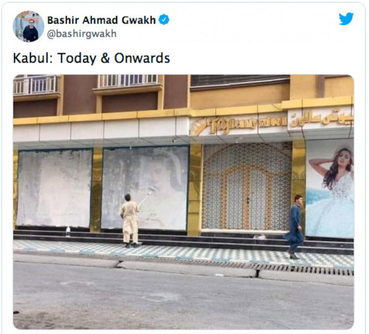 в Кабуле закрашивают изображения женщин