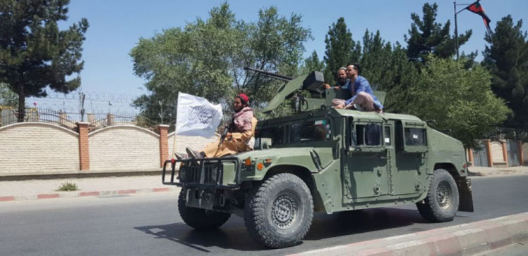 талибы катаются на бронированной машине
