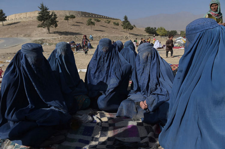 афганских женщин заставили закрывать лицо