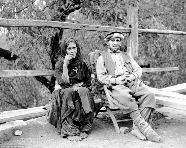 афганські чоловік і жінка позують фотографу