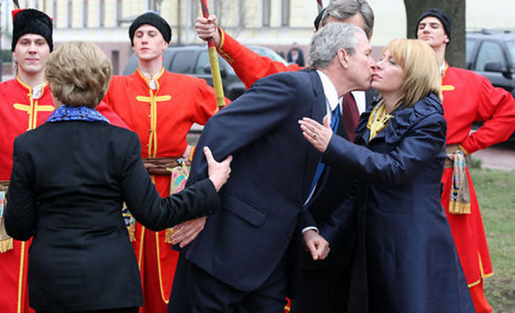 Буш целует Екатерину Ющенко