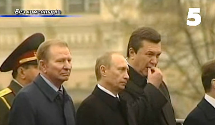 Янукович ест семечки