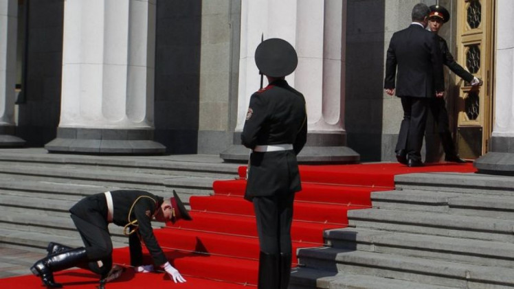 Военный потерял сознание во время инаугурации Порошенко