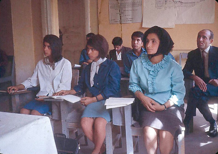афганські дівчата в інституті