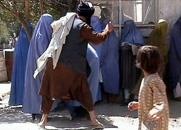 Член религиозной полиции талибов публично бы & quot; есть женщин