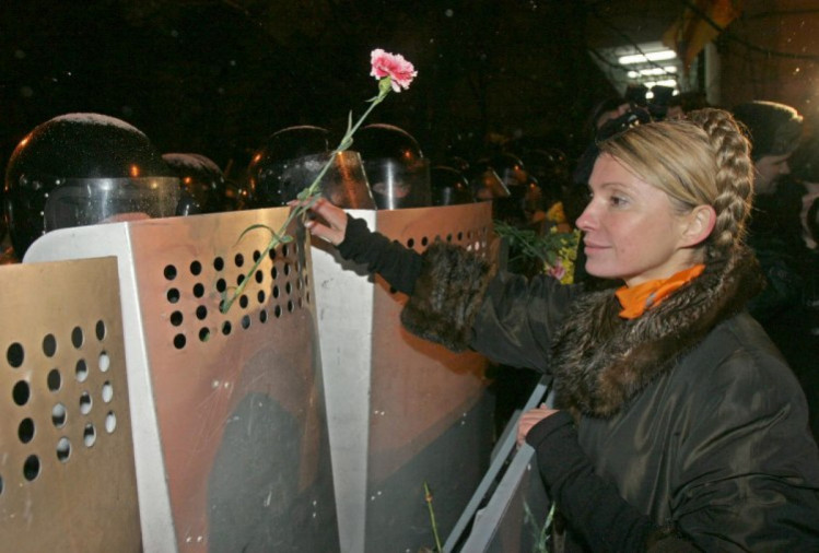Тимошенко прикрашає щитки беркутівців квітами
