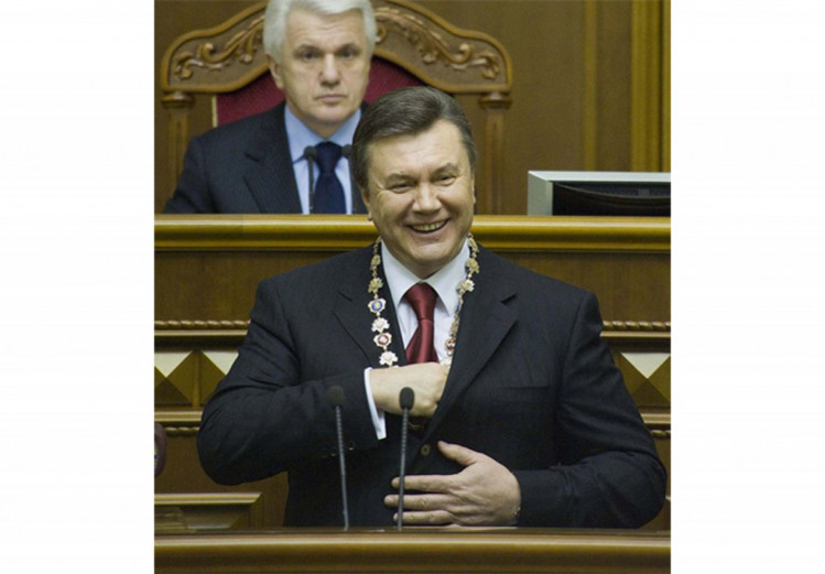 Янукович прячет удостоверение