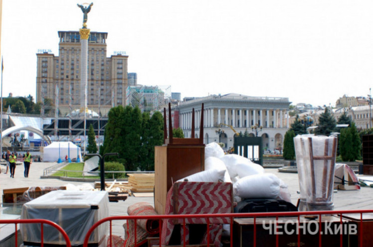 советскую инсталляцию установили на площади