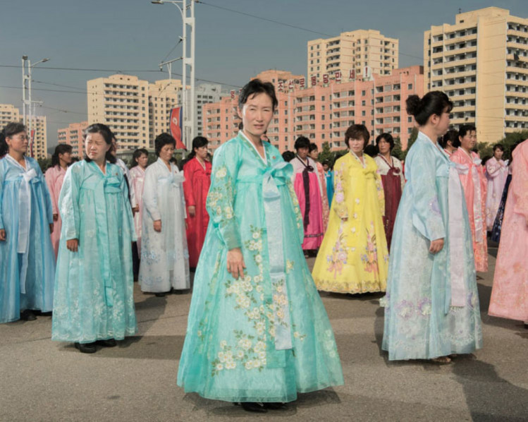 жителькі північної кореї в національному вбранні