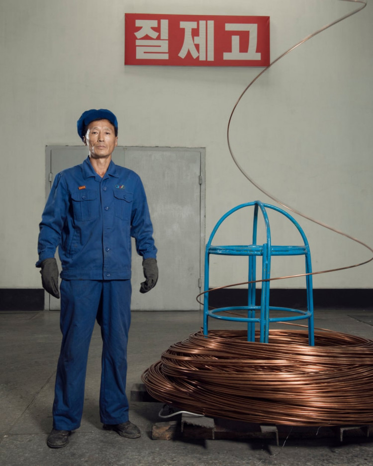 робітник заводу в півнінчній кореї