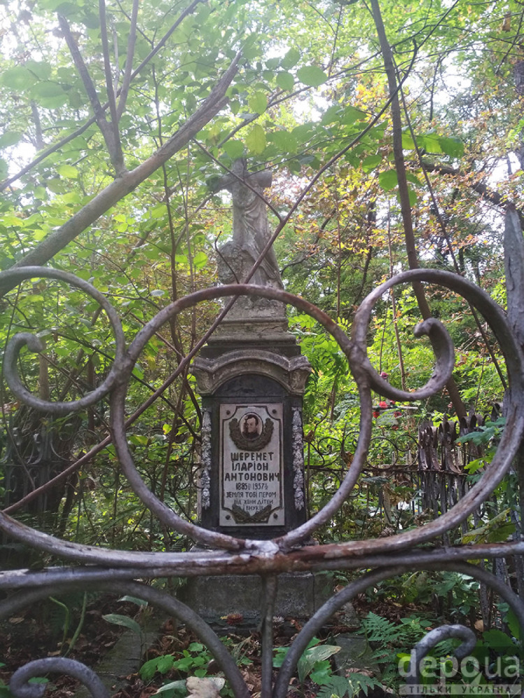 памятник з написом українською на соломянському кладовищі в києві