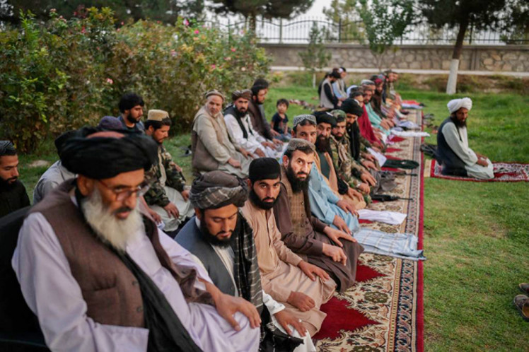 Талибы в молитве