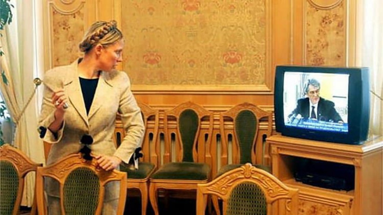 юлія тимошенко дивиться на віктора ющенка в телевізорі