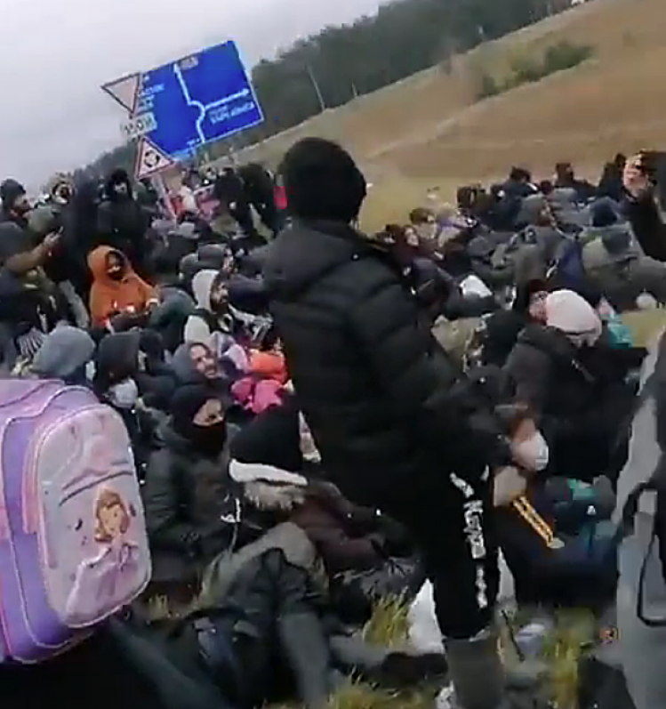 толпы беженцев на границе