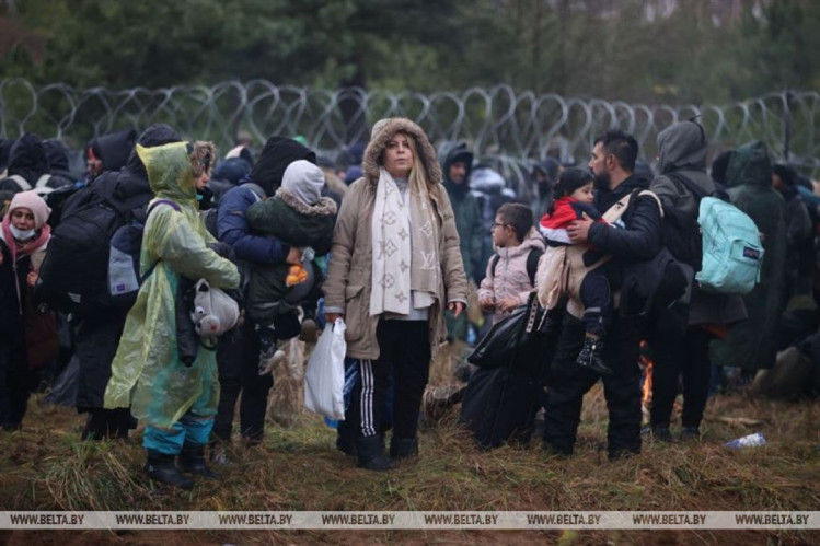 беженцы возле колючей проволоки