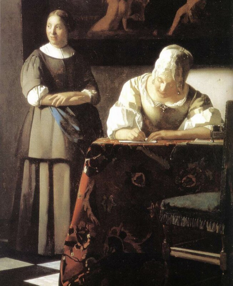 Женщина, которая пишет письмо со служанкой