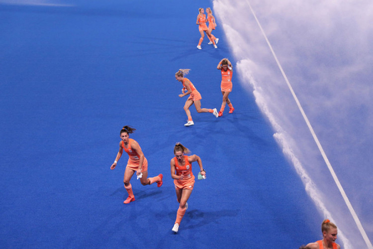 Члены сборной Нидерландов бегают от спринклеров