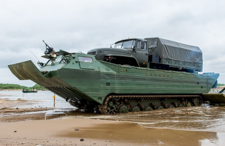 ПТС-2 перевозить автомобіль