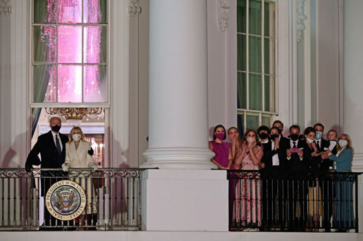 Президент Джо Байден и первая леди Джилл Байден смотрят фейерверк