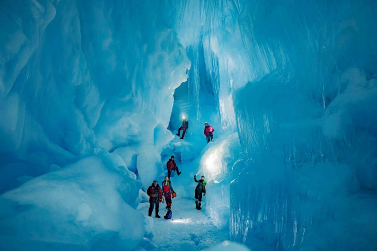 Украинские полярники в одной из крупнейших ледовых пещер