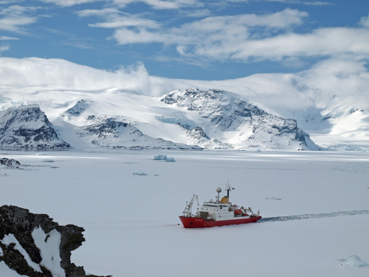 Ледокол в Антарктиде