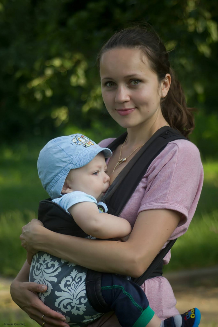 Активна мама може працювати навіть із дитиною на руках
