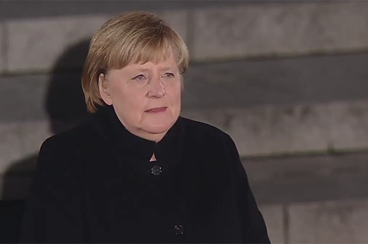 Меркель плачет