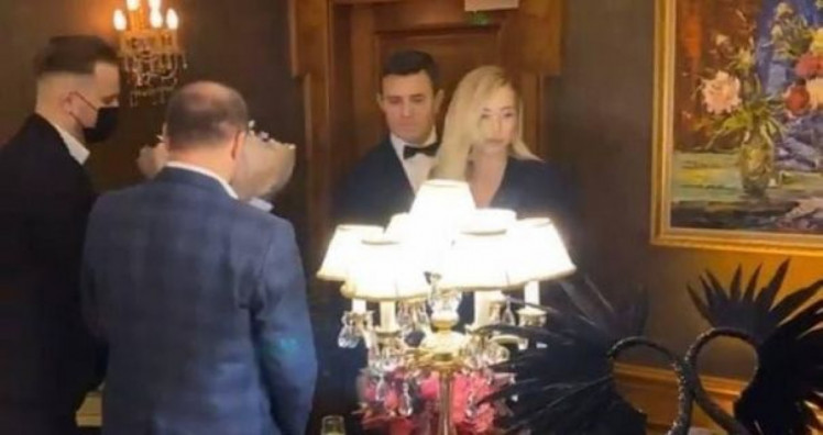 Тищенко организовал вечеринку на день рождения жены во время локдауна