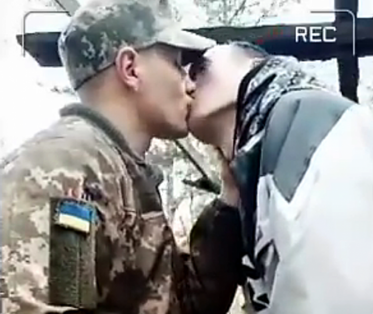 гей поцелуй в украинской армии