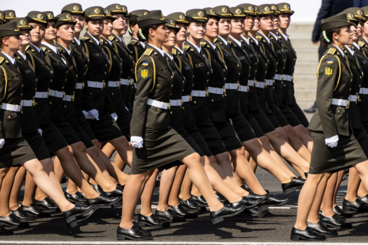 военные женщины на параде на День независимости