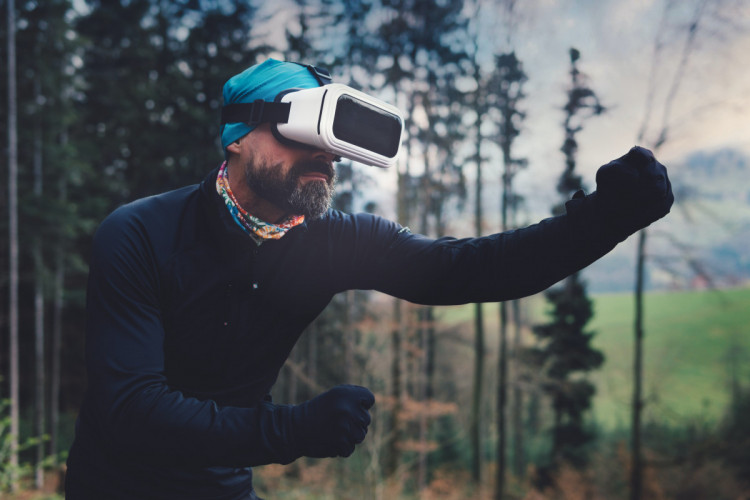 В окулярах віртуальної реальності на природі