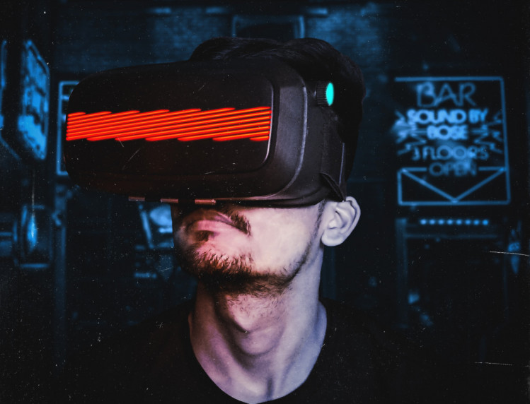 Чоловік в окулярах віртуальної реальності