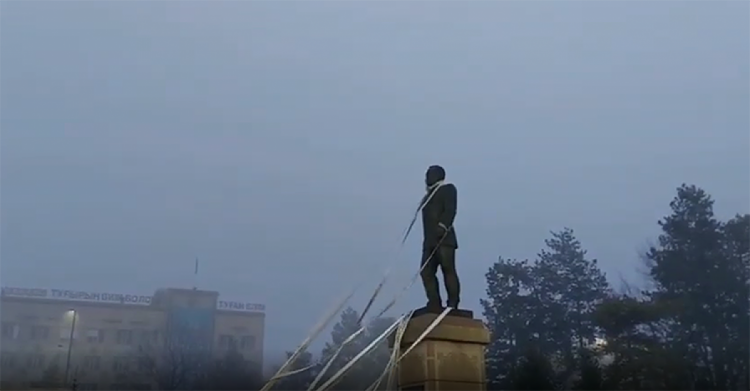 свалили памятник назарбаеву