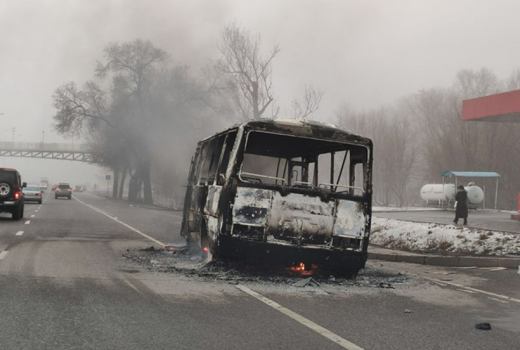 сгоревший автобус на улице в алматы