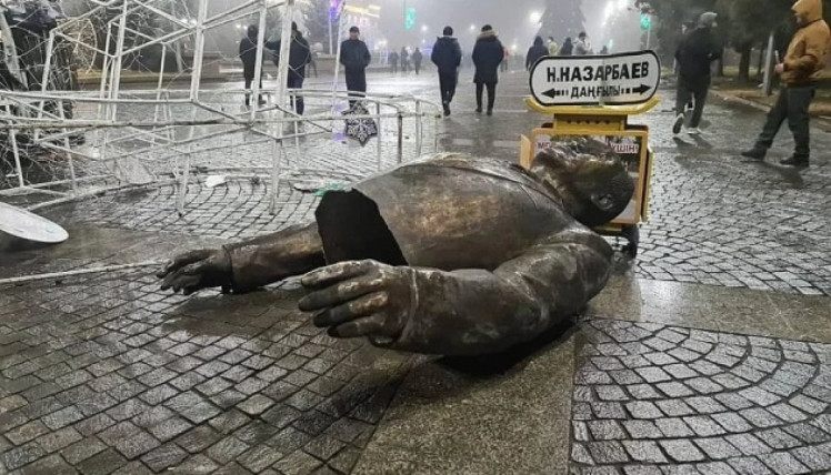 свалили памятник назарбаеву