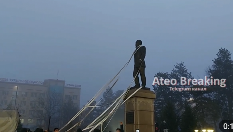 валят памятник назарбаеву
