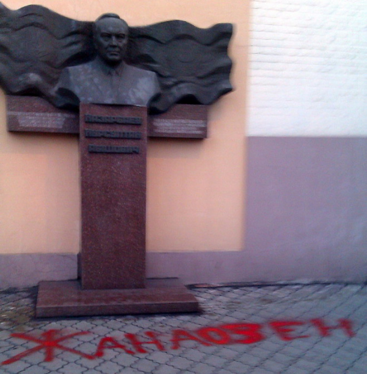 памятник назарбаєву в україні