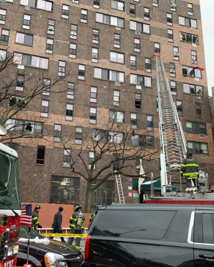 пожарные спасают от пожара в здании в Нью-Йорке