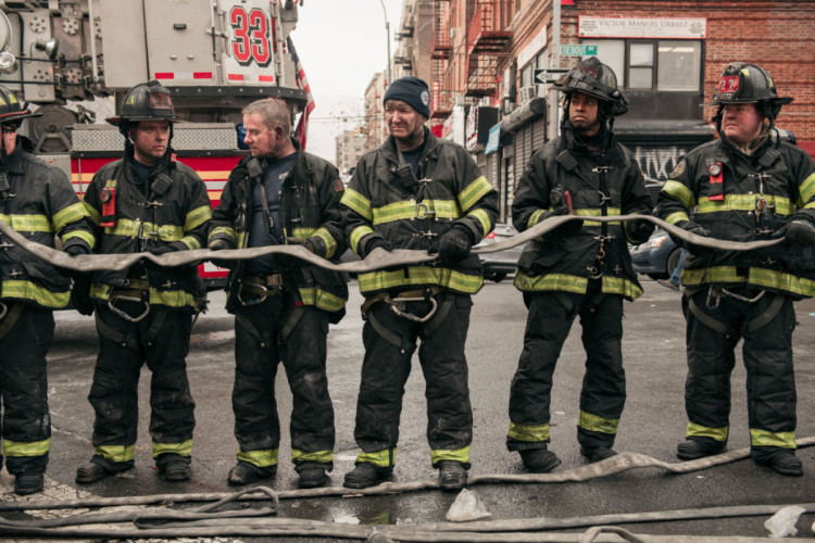 пожарные спасают жителей здания в Нью-Йорке
