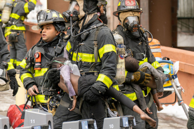 пожарные спасают детей в Нью-Йорке
