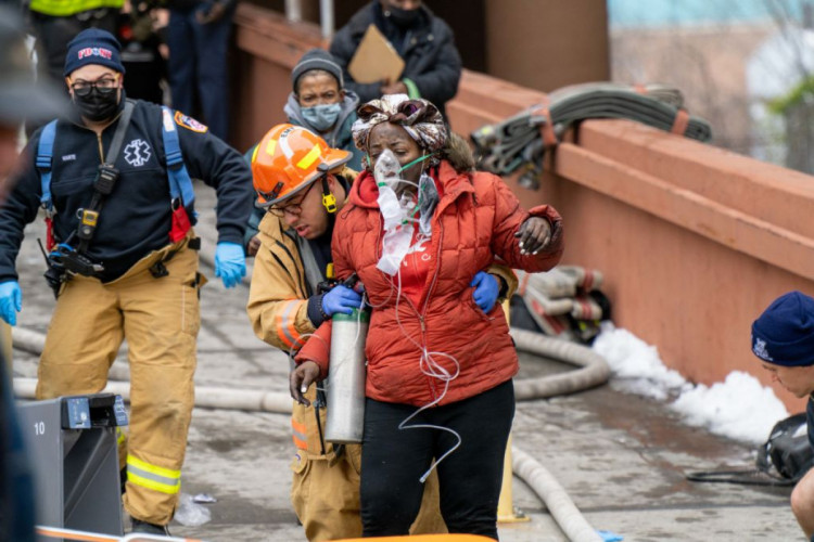 пожарные спасают женщину, пострадавшую во время пожара в бронксе