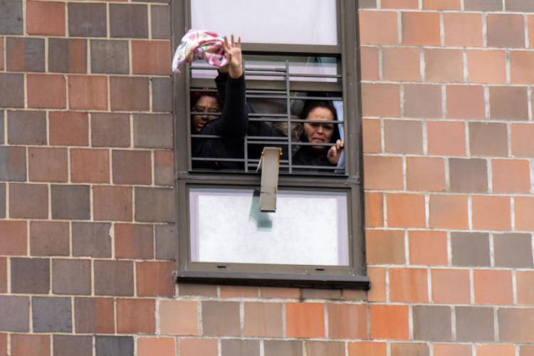 жители дома горевшего в нью йорке просят их спасти